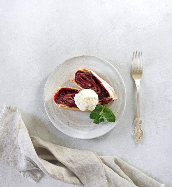 Kolacja przy świecach, talerz z daniem